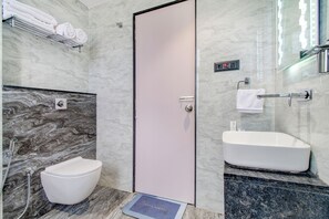 Shower, kloset, handuk, dan sampo