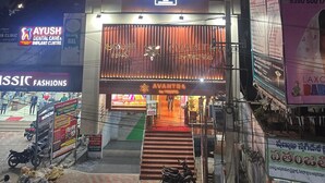 Um hotel com uma placa de destaque para 'Monday Hotels' e 'Amalapuram Heights'.