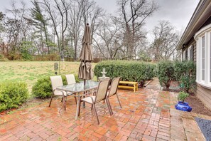 Outdoor dining - Pet-friendly Louisville Escape ~ 15 Mi to Downtown (Louisville)