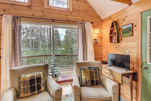 Lamoine Cabin w/ Deck ~ 16 Mi to Acadia Natl Park