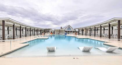 Coastal Beaufort Abode - Pool Access, Near Beaches