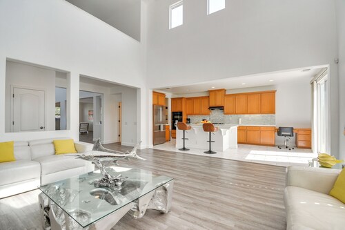 4 Mi to Dtwn Merced: Spacious Home w/ Yard!