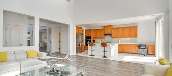 4 Mi to Dtwn Merced: Spacious Home w/ Yard!