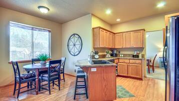 Cafetera y tetera y toallas de papel