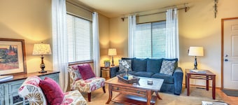 Lovely Dundee Home w/ Private Yard & Fire Pit!