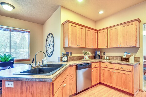 Lovely Dundee Home W/ Private Yard & Fire Pit! - Dundee, OR