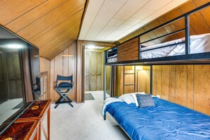 3 bedrooms, laptop workspace, iron/ironing board, free cribs/infant beds - Charming Bergenfield Retreat: 16 Mi to Manhattan! (Bergenfield)