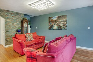 TV - Charming Bergenfield Retreat: 16 Mi to Manhattan! (Bergenfield)