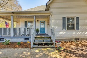 House (2 Bedrooms) | Interior - 'the Farmhouse' in Fort Lawn w/ Fire Pit & Deck! (Fort Lawn)
