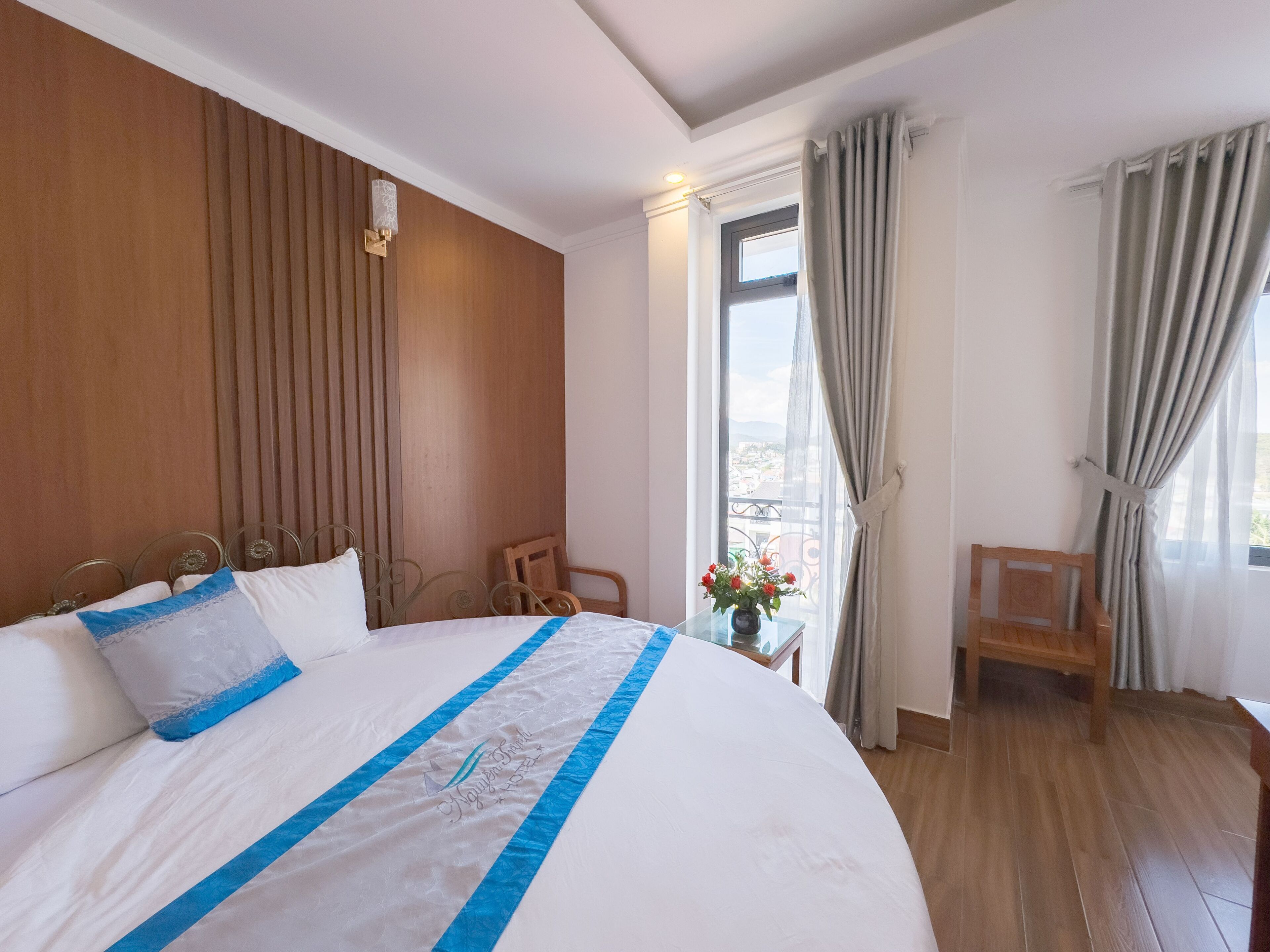 Laptop workspace, free WiFi, bed sheets