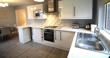 3 Bed House - Sleeps 6 - Fully Refurbished