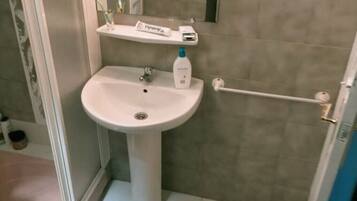 Secador de pelo, toallas, jabón, shampoo