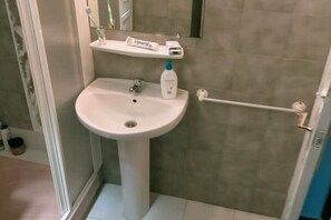 Séchoir à cheveux, serviettes fournies, savon, shampooing