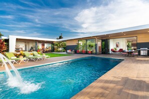 Pool - Malulani Villa, Luxury Oceanfront 3 BR, Private Pool, Hot Tub & Pickleball! (Kamuela)