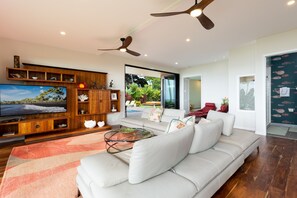 Smart TV, DVD player, books, stereo - Malulani Villa, Luxury Oceanfront 3 BR, Private Pool, Hot Tub & Pickleball! (Kamuela)