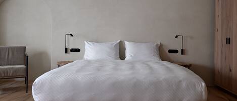 Deluxe suite, 1 kingsize bed, uitzicht op de stad | 1 slaapkamer, luxe beddengoed, een minibar, een kluis op de kamer