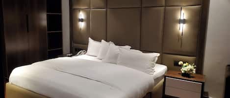 Executive Room | Bathroom | Free toiletries, hair dryer, bathrobes, slippers