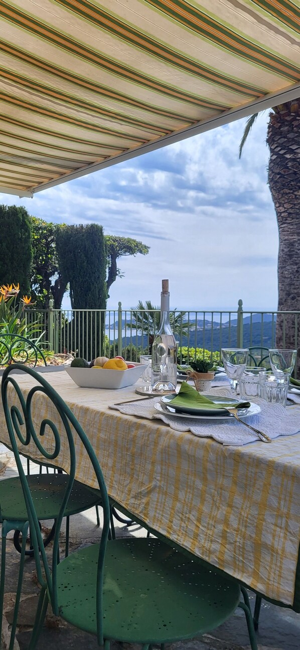 Outdoor dining - Appartement vue mer Dans Villa Individuelle . Animaux de Compagnie Acceptés (La Croix-Valmer)