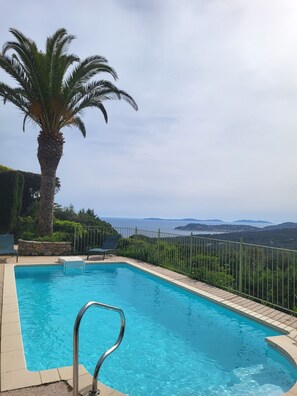 Outdoor pool - Appartement vue mer Dans Villa Individuelle . Animaux de Compagnie Acceptés (La Croix-Valmer)