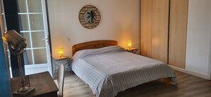 2 slaapkamers, een strijkplank/strijkijzer, reisbedje, gratis wifi