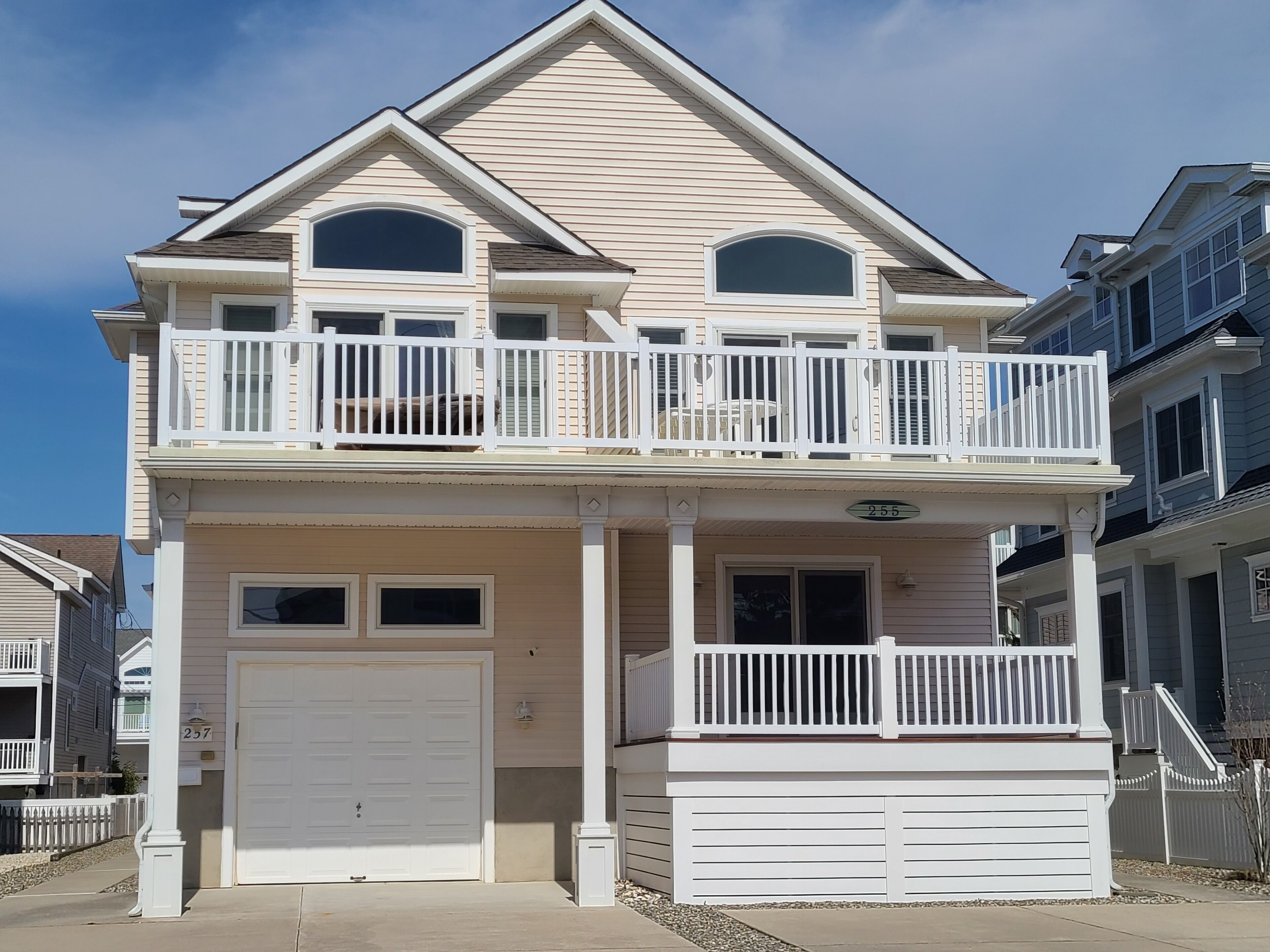 Spacious Townhome with 5 bedroom, 3 full Baths.