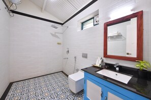 シャワー、レインフォールシャワー、バスアメニティ (無料)、タオル