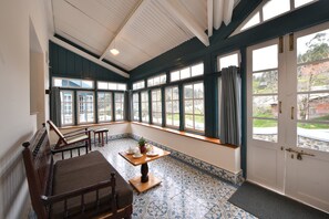 40 インチのスマートテレビ (ケーブル放送視聴可)