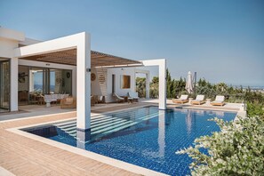 Piscine extérieure, parasols de plage, chaises longues