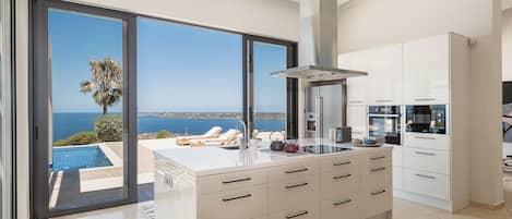 デラックス ヴィラ | 専用キッチン | 大型冷蔵庫、電子レンジ、オーブン、コンロ