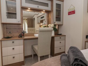 2 bedrooms, individually decorated, individually furnished, free WiFi - Whispering Willows (Scarborough)
