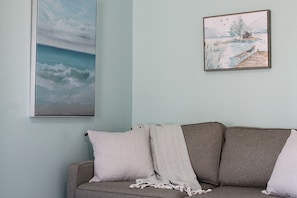 Books - Modern Apartment in the Heart of Baddeck (Baddeck)