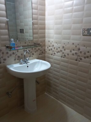 Rainfall showerhead, designer toiletries, towels, soap