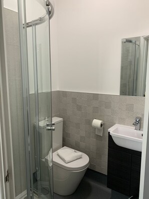 Basic Single Room | Bathroom | Free toiletries, hair dryer, towels, soap - The Whitehouse Peterlee (Peterlee)