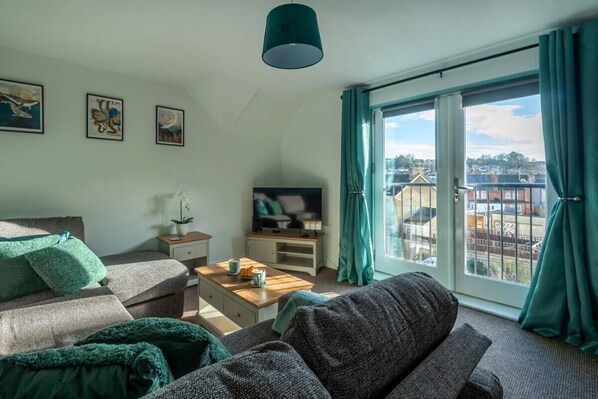 TV - Towpath Gardens Apartment (Swindon)