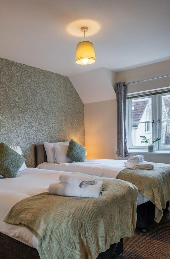 2 bedrooms, iron/ironing board, internet, bed sheets