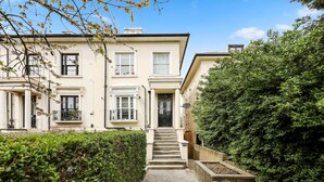 A two-story building with a central staircase leading to the entrance. - Classy&Stylish 2 bed flat (London)