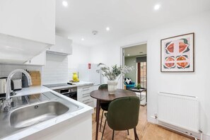 Kühlschrank, Ofen, Wasserkocher, Toaster