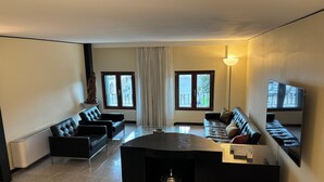 Căn hộ | Khu phòng khách | TV màn hình phẳng 55-inch có truyền hình cáp 