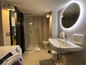 Apartment | Badezimmer | Bidet, Handtücher, Toilettenpapier