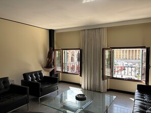 อพาร์ทเมนท์ | ห้องนั่งเล่น | ทีวีจอแบน 55 นิ้ว พร้อมช่องเคเบิล