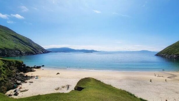 A coastal beach with a clear view of the sea and distant mountains. - Traditional Holiday Cottage Louisburgh. (Louisburgh)