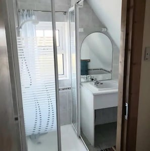 Dusche, Haartrockner, Seife, Toilettenpapier