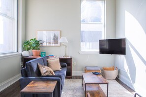 TV connectée, livres, chaîne hi-fi