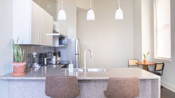 Frigorífico, microondas, horno y placa de cocina