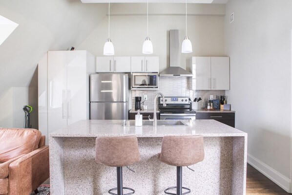 Réfrigérateur, micro-ondes, four, plaque de cuisson