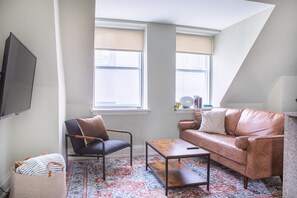 Smart-TV, Bücher, Stereoanlage