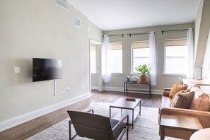 TV connectée, livres, chaîne hi-fi