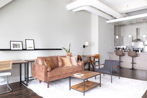 TV connectée, livres, chaîne hi-fi