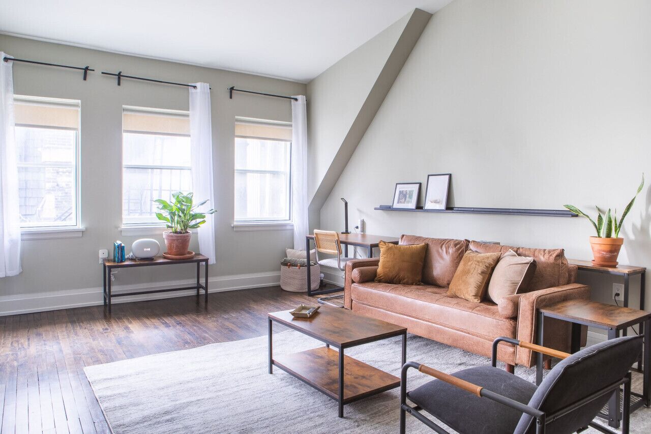 Smart-TV, Bücher, Stereoanlage