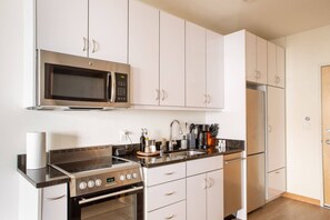 Frigorífico, microondas, horno y placa de cocina